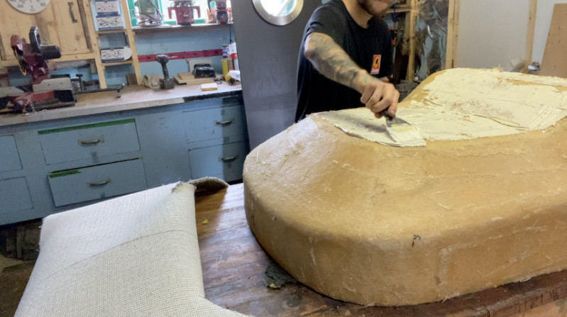 Pendant l’application de la colle pour tapis extérieur sur le cache-moteur directement L'application de la colle sur le cache-moteur